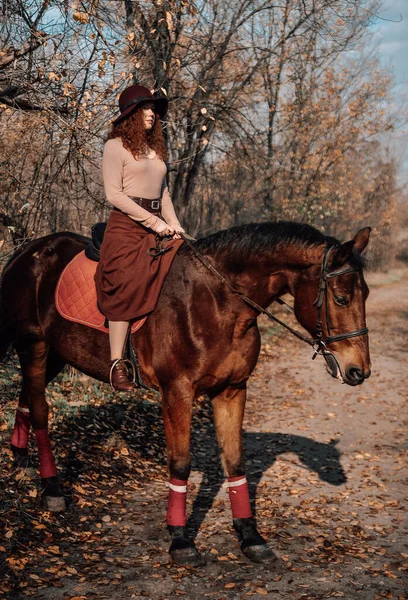 Autentiskt Porträtt Vacker Rödhårig Kvinna Med Häst Utomhus — Stockfoto