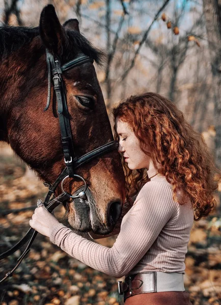 Подлинный Портрет Красивой Рыжеволосой Женщины Лошадью Открытом Воздухе — стоковое фото
