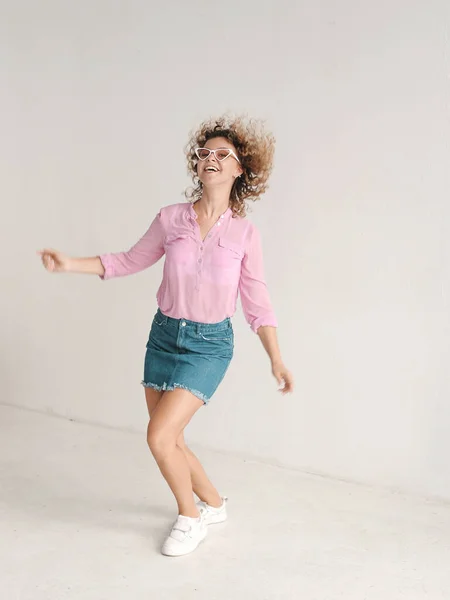Güzel Kıvırcık Saçlı Genç Bayan Stüdyoda Dans Ediyor — Stok fotoğraf