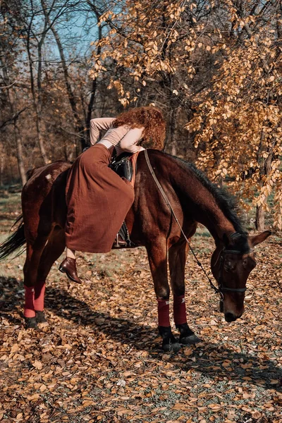 Ritratto Autentico Bella Donna Dai Capelli Rossi Con Cavallo All — Foto Stock