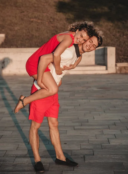 Smiling Happy Couple Has Fun Outdoors — Stock Photo, Image