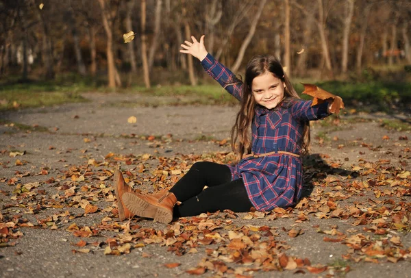小女孩在秋天的公园玩得很开心 — 图库照片