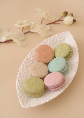 Beyaz plakalı makarnalar bej arka planda.