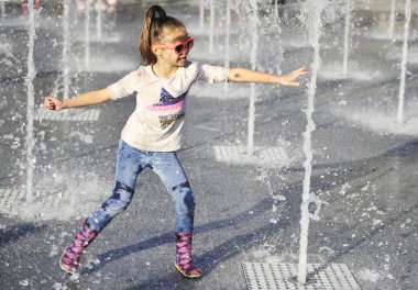 Suya atlayan küçük kız.