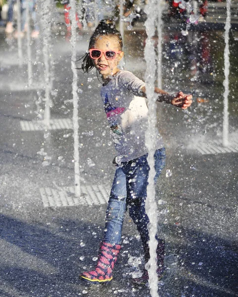 Suya atlayan küçük kız.