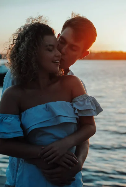 Happy Kissing Couple Beach Sunset — Stock Photo, Image