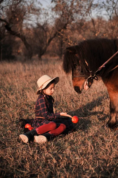 Маленькая Девочка Играет Лошадью Лесу — стоковое фото