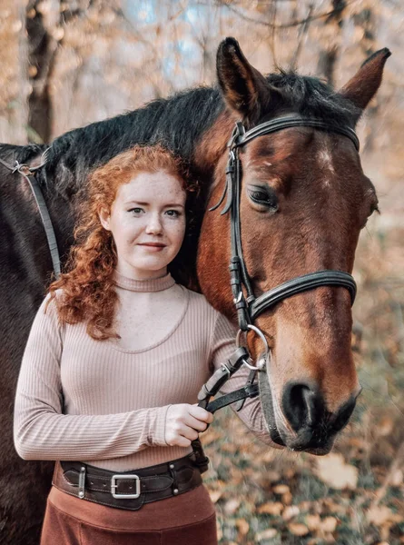 Mooie Roodharige Vrouw Met Paard Poseren Buiten Herfst Achtergrond — Stockfoto