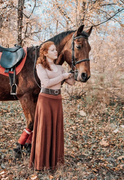 Schöne Rothaarige Frau Mit Pferd Posiert Draußen Auf Herbstlichem Hintergrund — Stockfoto