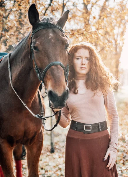 Красивая Рыжая Женщина Лошадью Позирует Открытом Воздухе Осеннем Фоне — стоковое фото