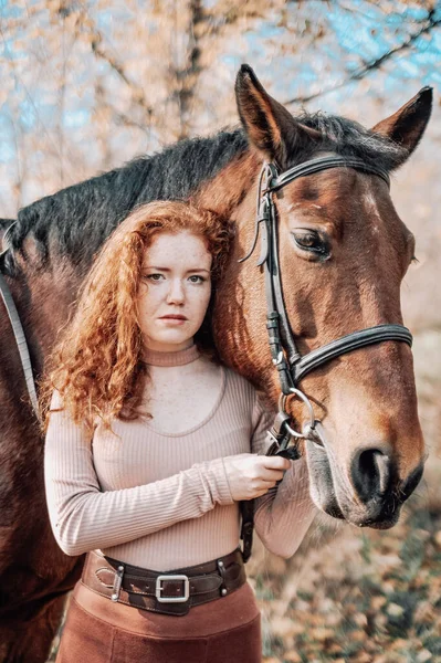 Vacker Rödhårig Kvinna Med Häst Poserar Utomhus Hösten Bakgrund — Stockfoto