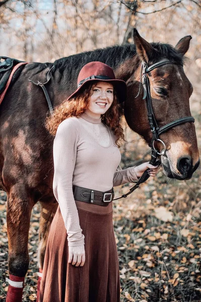 Vacker Rödhårig Kvinna Med Häst Poserar Utomhus Hösten Bakgrund — Stockfoto