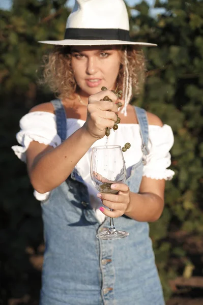 Jonge Vrouw Met Druiven Poseren Wijngaard — Stockfoto