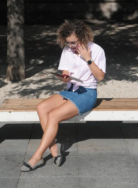 Lockigt Hår Kvinna Talar Mobiltelefon Och Visar Tecken Med Händerna — Stockfoto