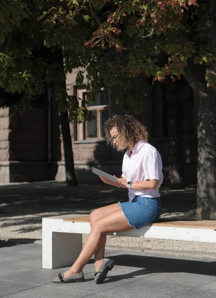 Woman Calls Tablet Outdoors — Stock Photo, Image