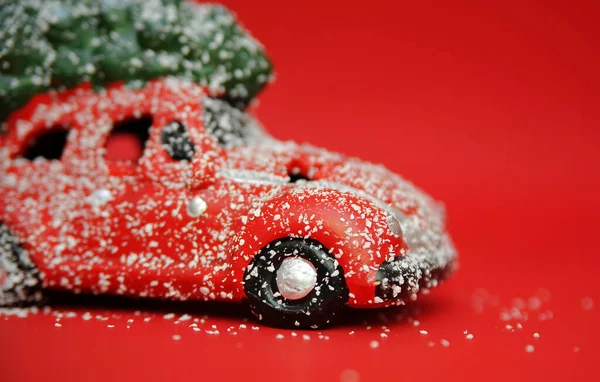 Vánoční Auto Hračka Borovice Červeném Pozadí Světly — Stock fotografie