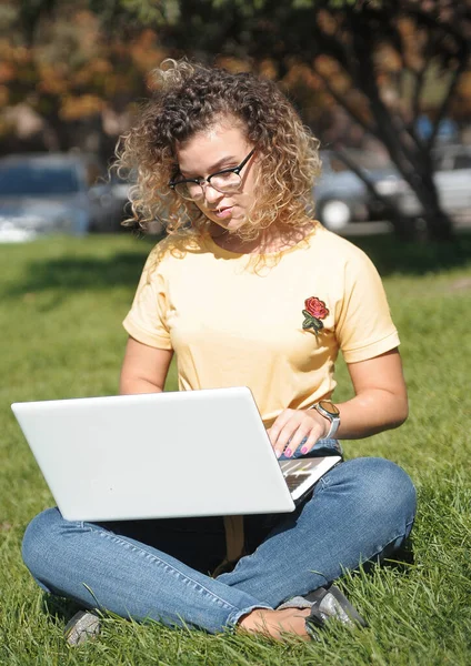 Giovane Donna Con Computer Portatile All Aperto Educazione Online Studente — Foto Stock