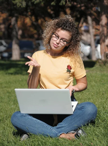 Giovane Donna Con Computer Portatile All Aperto Educazione Online Studente — Foto Stock