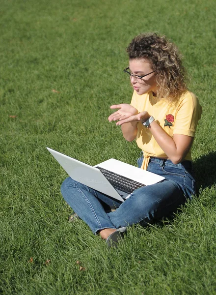 Young Woman Laptop Outdoors Online Education Student Distance Education Works — Stock Photo, Image