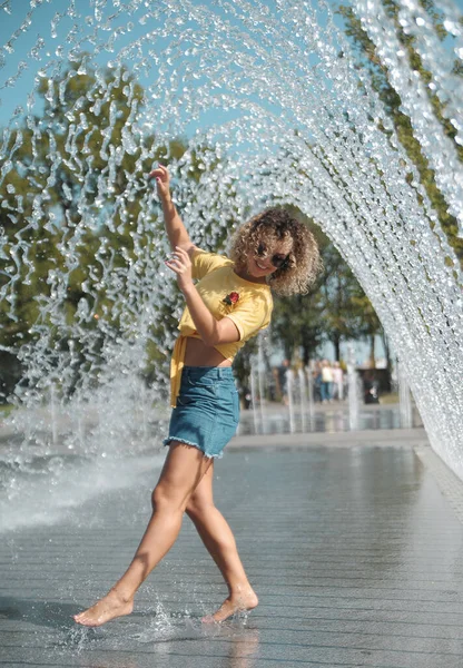 Sorridente Giovane Donna Diverte Fontana All Aperto Autunno Accogliente — Foto Stock