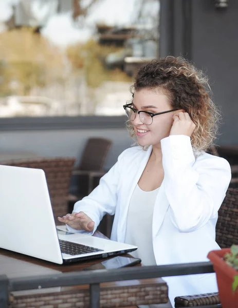 Bella Donna Beve Caffè Nel Caffè Lavoro Distanza Con Laptop — Foto Stock