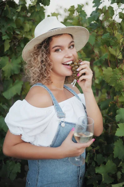 Jeune Femme Avec Verre Raisins Posant Dans Vignoble — Photo