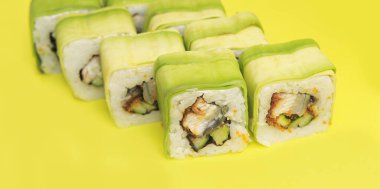 Taş kalpli karanlık arka planda suşi..