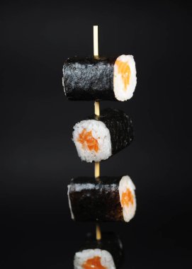 Taş kalpli karanlık arka planda suşi..