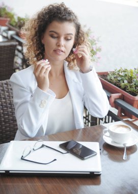 Çevrimiçi eğitim, uzaklık eğitimi öğrencisi dizüstü bilgisayarla çalışıyor.