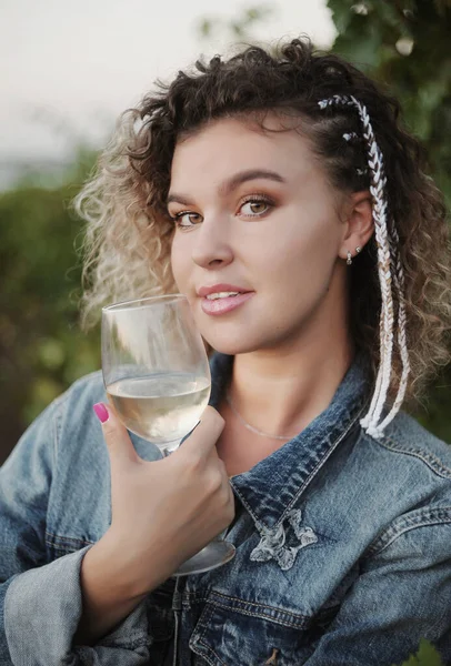 Jeune Femme Avec Verre Raisins Posant Dans Vignoble — Photo