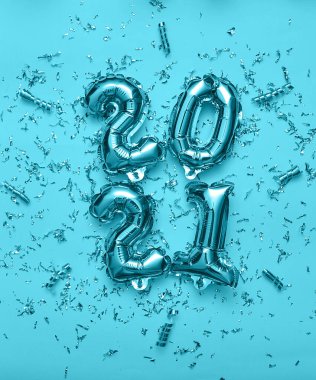 2021 'in parlak balon sembolleri, şenlikli arka planda parıltılar..
