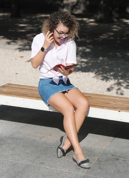 Lockigt Hår Kvinna Mask Fungerar Mobiltelefon Utomhus — Stockfoto