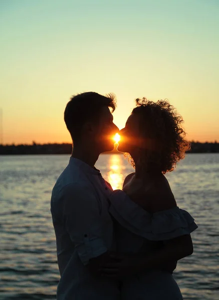 Boldog Csók Pár Parton Naplementekor — Stock Fotó