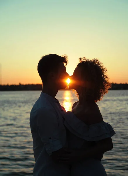 Couple Baisers Heureux Sur Plage Coucher Soleil — Photo