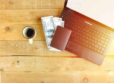 Bir labtop, Pasaportlar, banknot masaya, iş için seyahat hazırlanın.