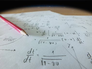 Bir kağıt üzerinde yakın matematiksel denklemler