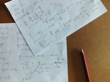 Masa daki bir kağıt üzerindeki matematiksel denklemler