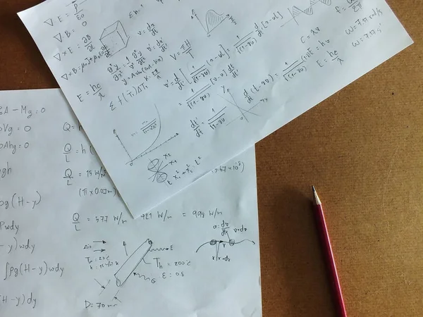 Die Mathematischen Gleichungen Auf Einem Blatt Papier Auf Dem Schreibtisch — Stockfoto