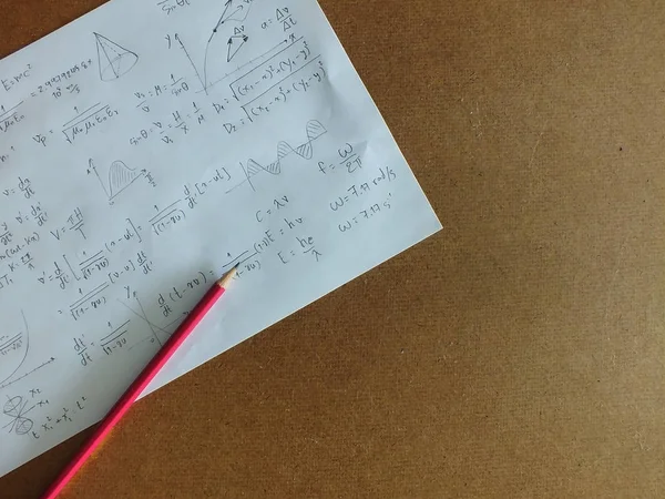 Die Mathematischen Gleichungen Auf Einem Blatt Papier Auf Dem Schreibtisch — Stockfoto