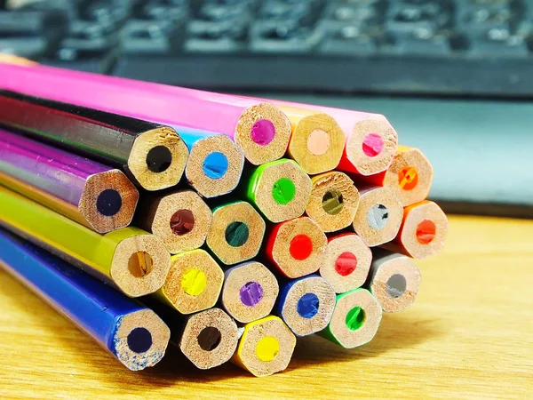 Διαφορετικά Χρωματιστά Μολύβια Ένα Γραφείο — Φωτογραφία Αρχείου