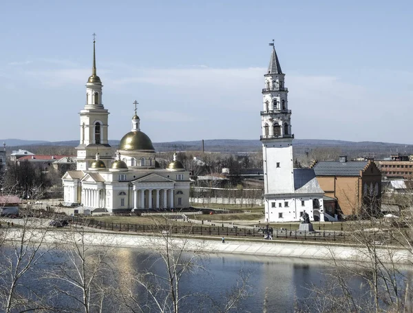 Спасо-Преображенский собор в городе и Невянская наклонная башня . — стоковое фото