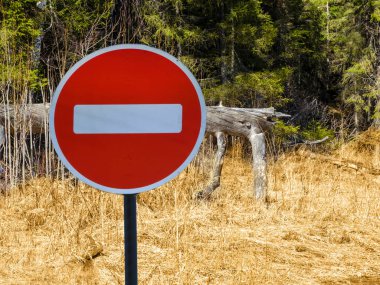 Orman ve kuru ot arka planı işareti giriş yasaktır