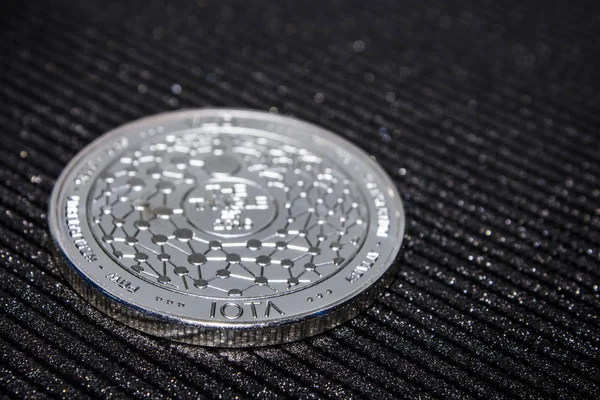 Срібна монета криптовалюта IOTA. МІОТА — стокове фото