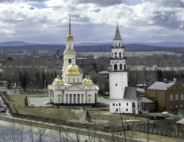 Спасо-Преображенский собор в городе и Невянская наклонная башня . — стоковое фото