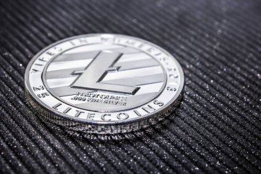 bozuk para cryptocurrency litecoin siyah arka plan üzerine.