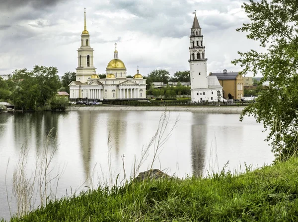 Nevyansk düşen kule Rus analog yaslanmış Piza 1932 Demidov inşa edilmiş. İlk olarak dünya paratoner, Toplantı Salonu işitsel İngilizce saat. Spaso Preobrazhensky Cathedral yanında Yekaterinburg.