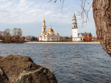 Nevyansk düşen kule Rus analog yaslanmış Piza 1932 Demidov inşa edilmiş. İlk olarak dünya paratoner, Toplantı Salonu işitsel İngilizce saat. Spaso Preobrazhensky Cathedral yanında Yekaterinburg.