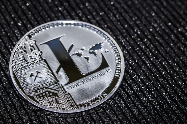 Монета криптовалюта litecoin на чорному фоні . — стокове фото