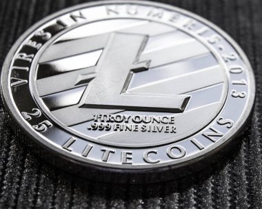 bozuk para cryptocurrency litecoin siyah arka plan üzerine.