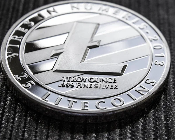 bozuk para cryptocurrency litecoin siyah arka plan üzerine.